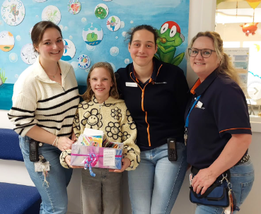 foto Emma met de geknutselde kaartjes 